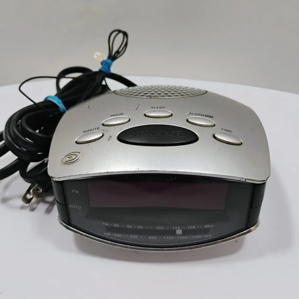Durabrand AM/FM Alarm Clock Radio Model CR-502 — Silver & Black w/ Red Display